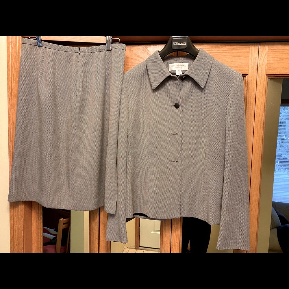 Jones of New York light grey skirt suit. Micro pattern. Size 12.